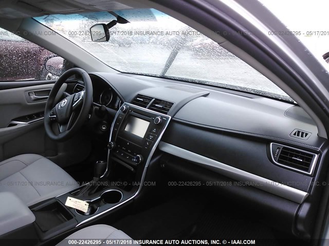 4T1BF1FK8HU375897 - 2017 TOYOTA CAMRY LE/XLE/SE/XSE SILVER photo 5