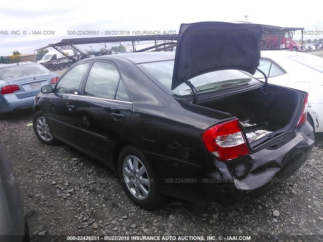 JTDBE32K220038309 - 2002 TOYOTA CAMRY LE/XLE/SE BLACK photo 3