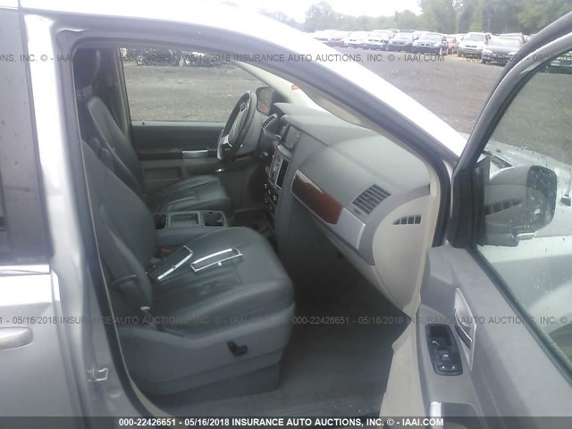 2A8HR54P38R699650 - 2008 CHRYSLER TOWN & COUNTRY TOURING SILVER photo 5