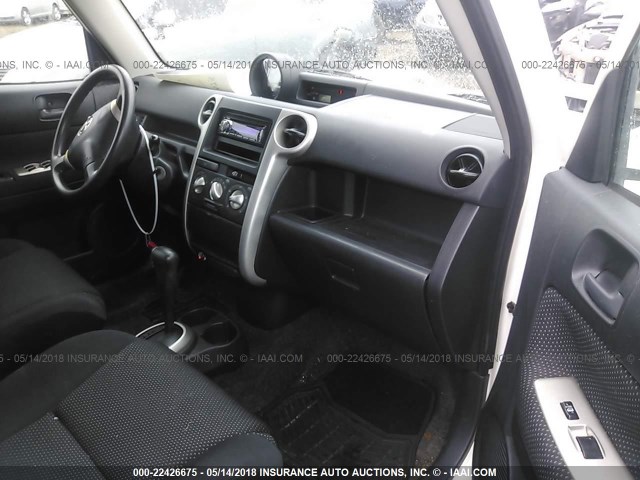 JTLKT324350199526 - 2005 TOYOTA SCION XB WHITE photo 5