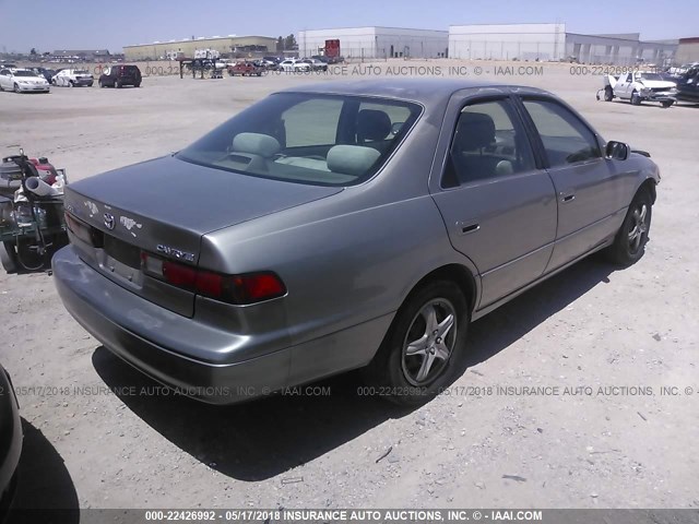 JT2BG22K7V0059898 - 1997 TOYOTA CAMRY LE/XLE SILVER photo 4