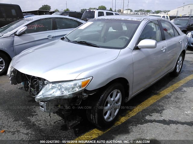 4T4BF3EK5BR175358 - 2011 TOYOTA CAMRY SE/LE/XLE SILVER photo 2