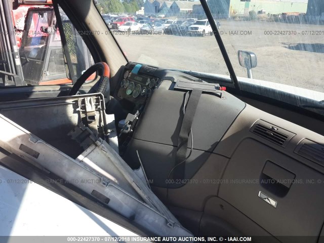 1FUJGLDR5DSBV4154 - 2013 FREIGHTLINER CASCADIA 125  WHITE photo 5