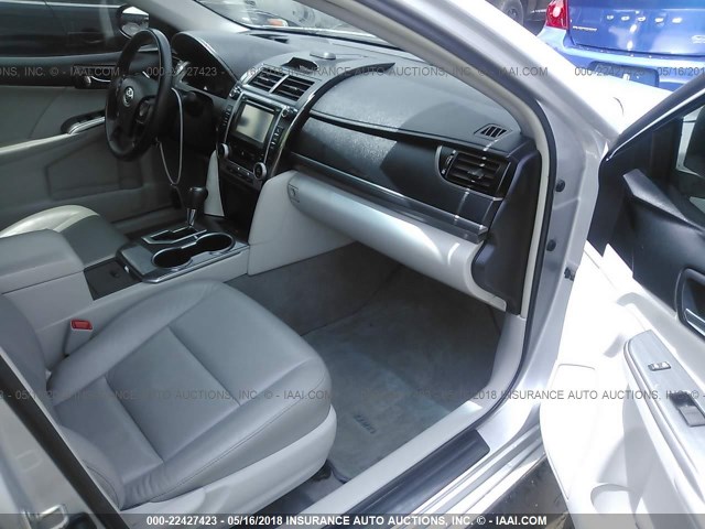 4T1BD1FK5EU106578 - 2014 TOYOTA CAMRY HYBRID/LE/XLE 银色 照片 5