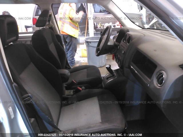 1J4FF28B59D121228 - 2009 JEEP PATRIOT SPORT SILVER photo 5