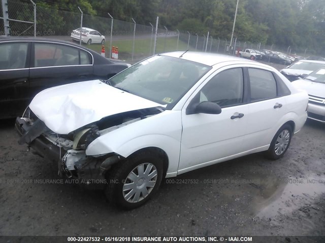 1FAFP34N77W119495 - 2007 FORD FOCUS ZX4/S/SE/SES WHITE photo 2