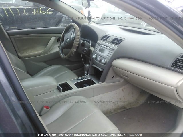 4T1BF3EK3AU040646 - 2010 TOYOTA CAMRY SE/LE/XLE GRAY photo 5