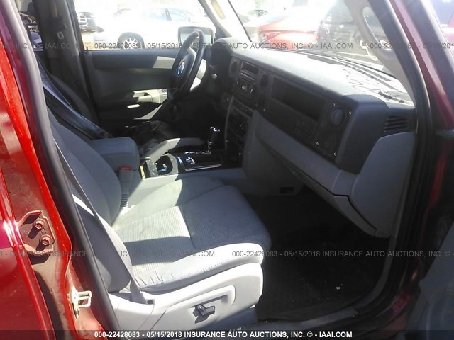 1J8HG48N06C131788 - 2006 JEEP COMMANDER RED photo 5