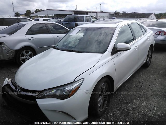 4T1BF1FK8FU053967 - 2015 TOYOTA CAMRY LE/XLE/SE/XSE WHITE photo 2