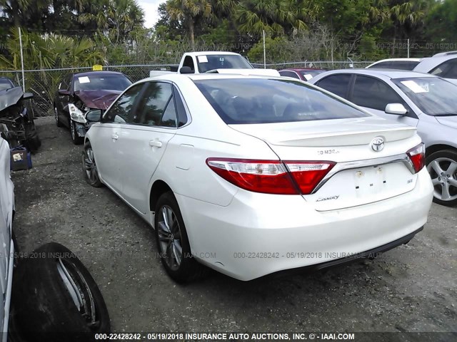4T1BF1FK8FU053967 - 2015 TOYOTA CAMRY LE/XLE/SE/XSE WHITE photo 3
