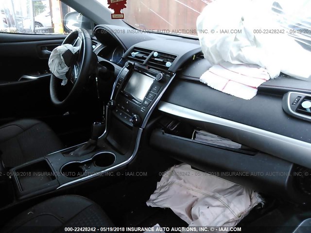 4T1BF1FK8FU053967 - 2015 TOYOTA CAMRY LE/XLE/SE/XSE WHITE photo 5