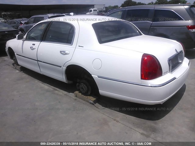 1LNHM81V66Y643863 - 2006 LINCOLN TOWN CAR SIGNATURE WHITE photo 3