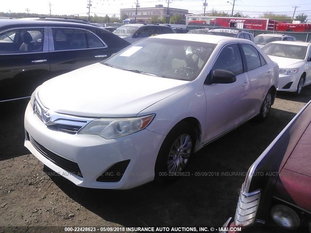 4T1BD1FK8EU098766 - 2014 TOYOTA CAMRY HYBRID/LE/XLE 白色 照片 2