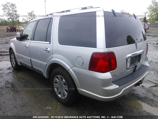 5LMFU28R03LJ49680 - 2003 LINCOLN NAVIGATOR SILVER photo 3