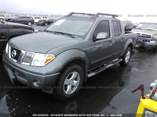 1N6AD07WX5C425022 - 2005 NISSAN FRONTIER CREW CAB LE/SE/OFF ROAD GRAY photo 2