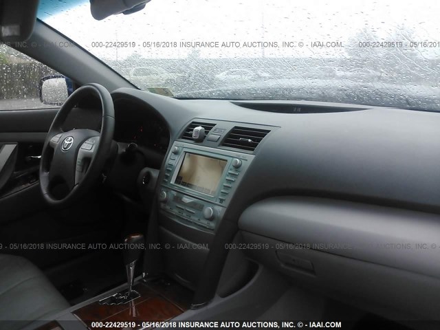 4T1BK46K58U073013 - 2008 TOYOTA CAMRY LE/XLE/SE ლურჯი ფოტო 5