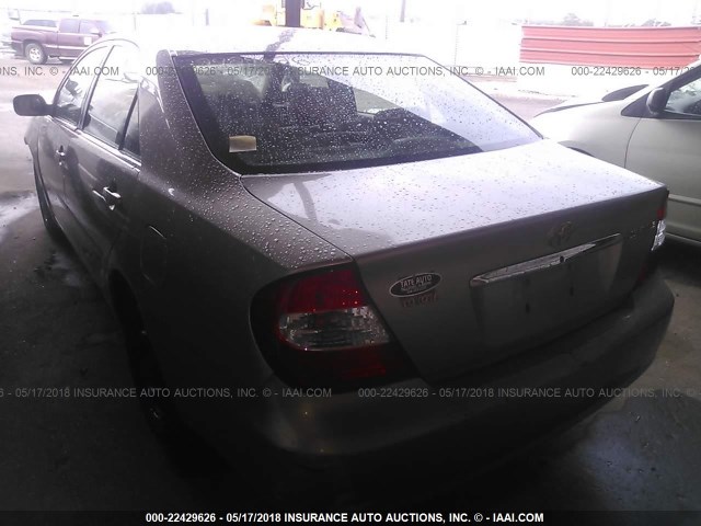 4T1BE32K72U547462 - 2002 TOYOTA CAMRY LE/XLE/SE ოქროსფერი ფოტო 3