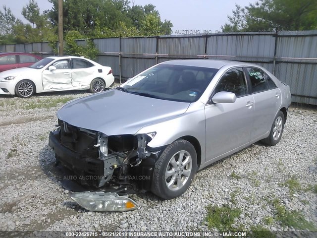 4T4BF3EK2BR192876 - 2011 TOYOTA CAMRY SE/LE/XLE SILVER photo 2