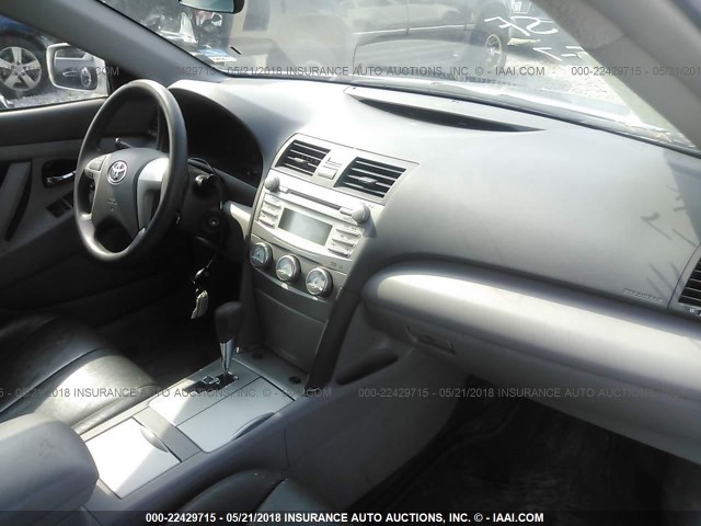 4T4BF3EK2BR192876 - 2011 TOYOTA CAMRY SE/LE/XLE SILVER photo 5