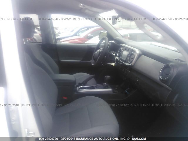 3TMAZ5CN1JM054260 - 2018 TOYOTA TACOMA DBL CAB/SR5/TRD SPORT/OR WHITE photo 5