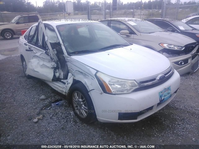 1FAHP35NX8W121153 - 2008 FORD FOCUS SE/SEL/SES WHITE photo 1