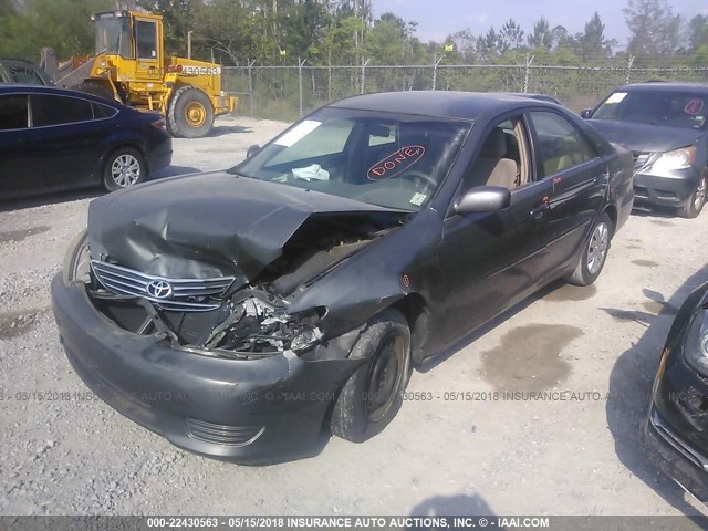 4T1BE32K75U612458 - 2005 TOYOTA CAMRY LE/XLE/SE ნაცრისფერი ფოტო 2