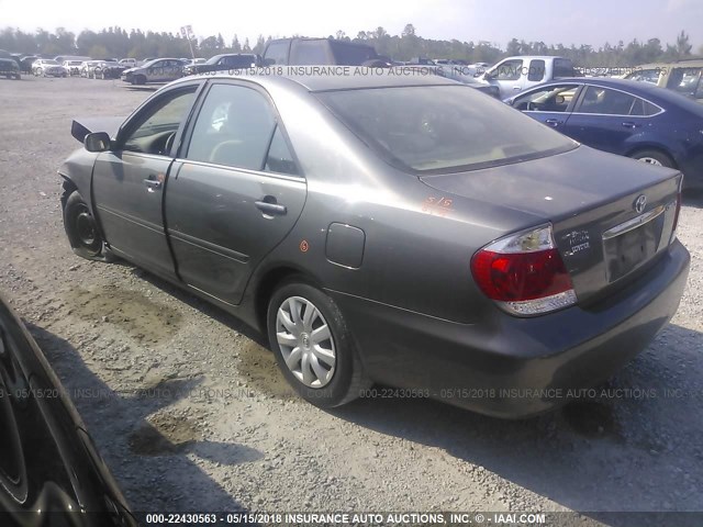 4T1BE32K75U612458 - 2005 TOYOTA CAMRY LE/XLE/SE ნაცრისფერი ფოტო 3