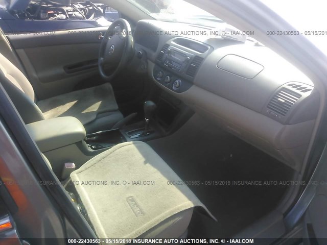 4T1BE32K75U612458 - 2005 TOYOTA CAMRY LE/XLE/SE ნაცრისფერი ფოტო 5