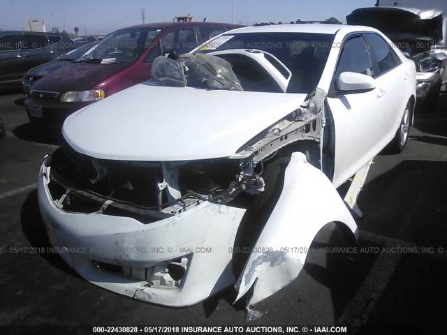 4T1BF1FK3CU170657 - 2012 TOYOTA CAMRY SE/LE/XLE WHITE photo 2