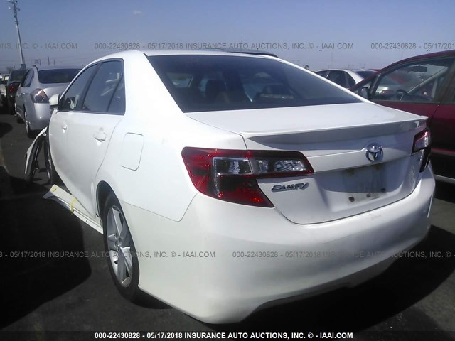 4T1BF1FK3CU170657 - 2012 TOYOTA CAMRY SE/LE/XLE WHITE photo 3