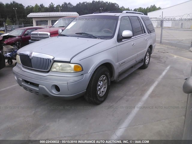 5LMRU27L9WLJ48056 - 1998 LINCOLN NAVIGATOR 银色 照片 2