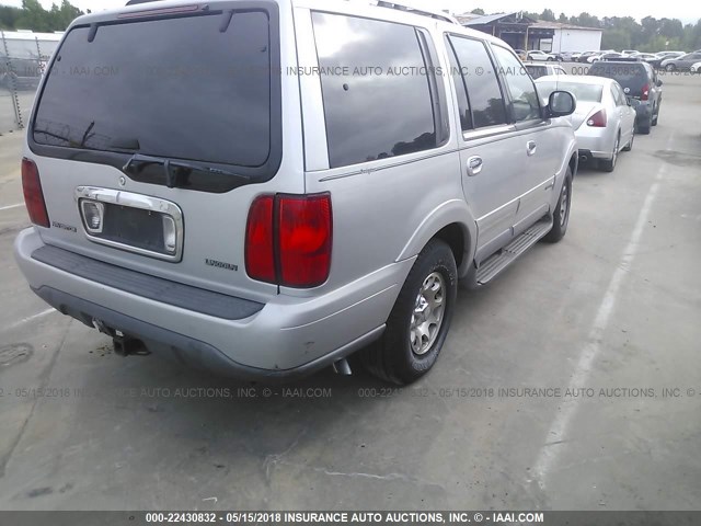 5LMRU27L9WLJ48056 - 1998 LINCOLN NAVIGATOR 银色 照片 4