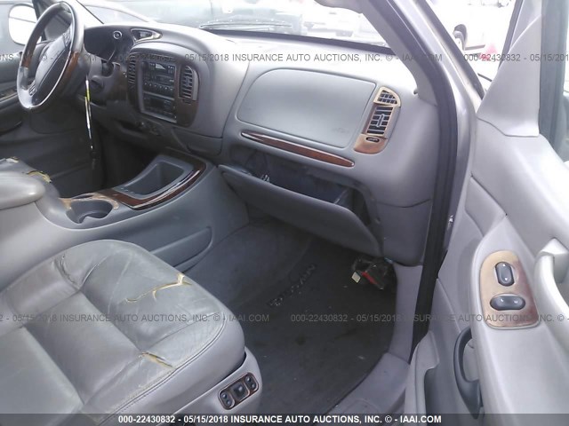 5LMRU27L9WLJ48056 - 1998 LINCOLN NAVIGATOR 银色 照片 5
