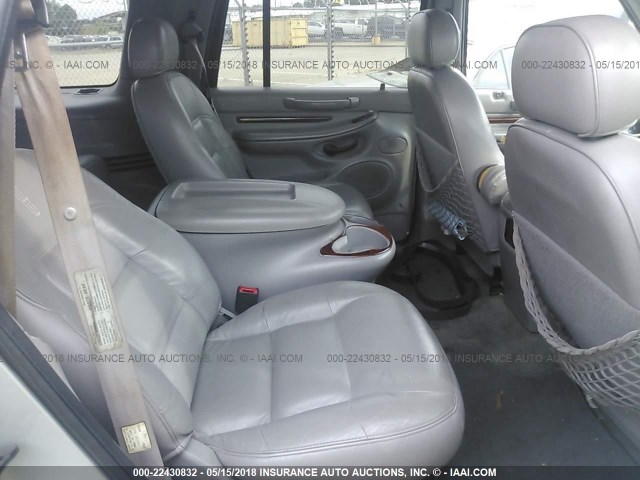 5LMRU27L9WLJ48056 - 1998 LINCOLN NAVIGATOR 银色 照片 8