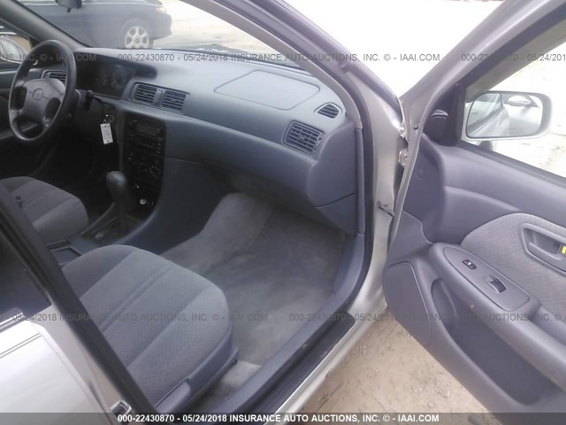 4T1BG22K81U810240 - 2001 TOYOTA CAMRY CE/LE/XLE SILVER photo 5