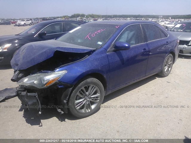 4T1BF1FK2FU910204 - 2015 TOYOTA CAMRY LE/XLE/SE/XSE BLUE photo 2