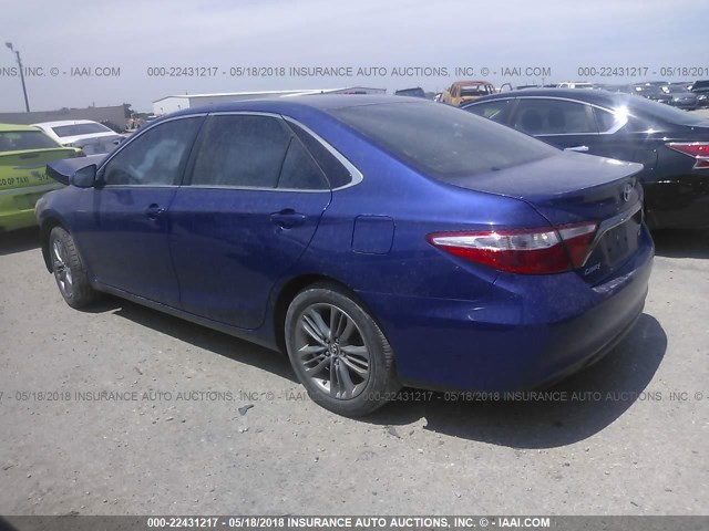 4T1BF1FK2FU910204 - 2015 TOYOTA CAMRY LE/XLE/SE/XSE BLUE photo 3