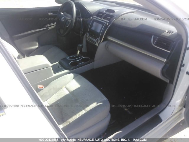 4T4BF1FK9CR233931 - 2012 TOYOTA CAMRY SE/LE/XLE 白色 照片 5