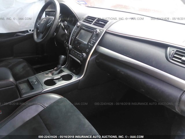 4T1BF1FK1FU494632 - 2015 TOYOTA CAMRY LE/XLE/SE/XSE WHITE photo 5