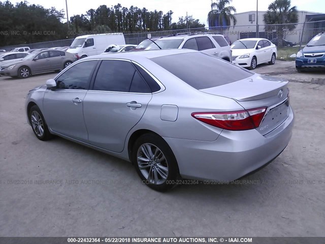 4T1BF1FK2GU134934 - 2016 TOYOTA CAMRY LE/XLE/SE/XSE SILVER photo 3