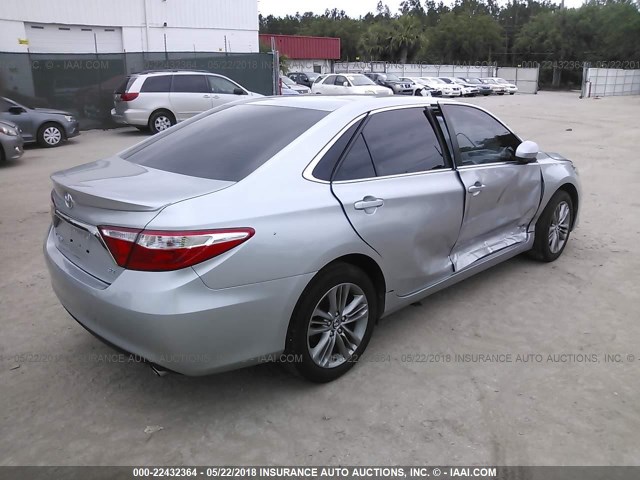 4T1BF1FK2GU134934 - 2016 TOYOTA CAMRY LE/XLE/SE/XSE SILVER photo 4