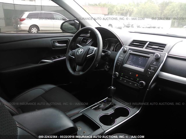 4T1BF1FK2GU134934 - 2016 TOYOTA CAMRY LE/XLE/SE/XSE SILVER photo 5