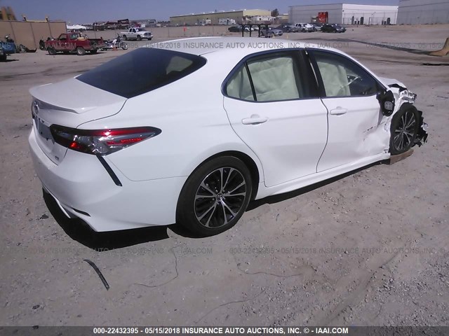 JTNB11HK8J3010143 - 2018 TOYOTA CAMRY L/LE/XLE/SE/XSE WHITE photo 4