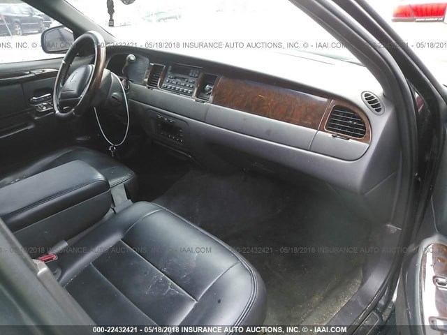 1LNHM81W1YY791608 - 2000 LINCOLN TOWN CAR EXECUTIVE Черный фото 5