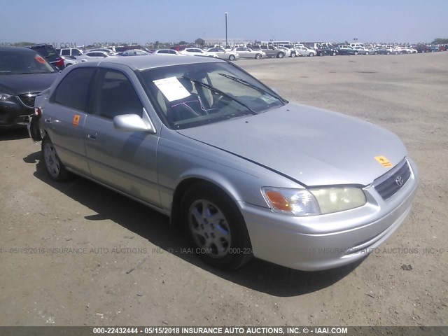 JT2BG22K710558016 - 2001 TOYOTA CAMRY CE/LE/XLE 银色 照片 1