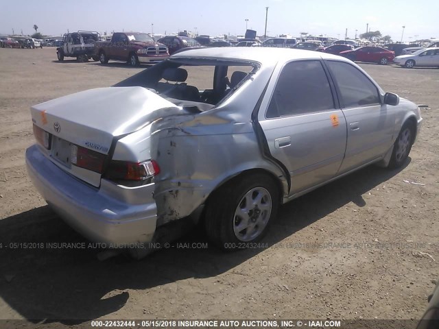 JT2BG22K710558016 - 2001 TOYOTA CAMRY CE/LE/XLE 银色 照片 4