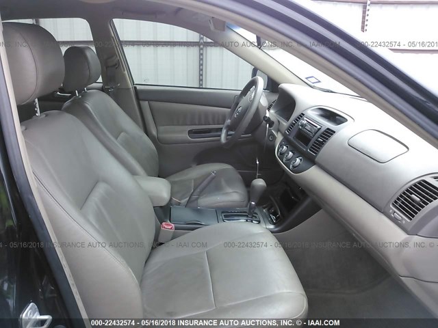 4T1BE32K55U403221 - 2005 TOYOTA CAMRY LE/XLE/SE შავი ფოტო 5
