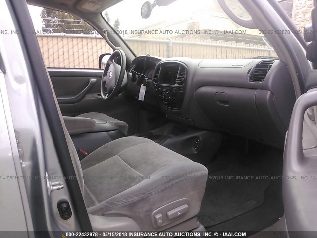 5TDZT34A04S211849 - 2004 TOYOTA SEQUOIA SR5 银色 照片 5