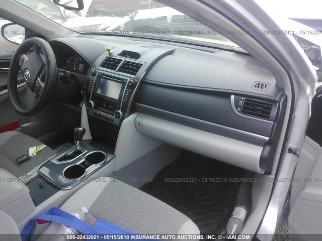 4T1BD1FK8CU047751 - 2012 TOYOTA CAMRY HYBRID/LE/XLE 银色 照片 5