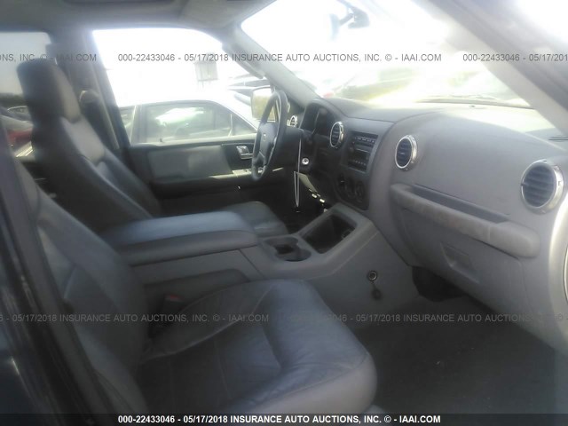 1FMEU15W84LA39688 - 2004 FORD EXPEDITION XLT 蓝色 照片 5